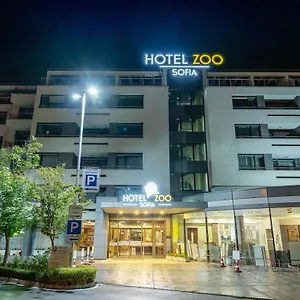 4* Hotel Zoo - Secured Paid Parking